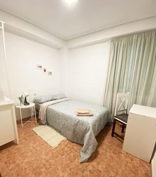 Rooms In Spacious Beach Flat In Valencia Eksteriør bilde