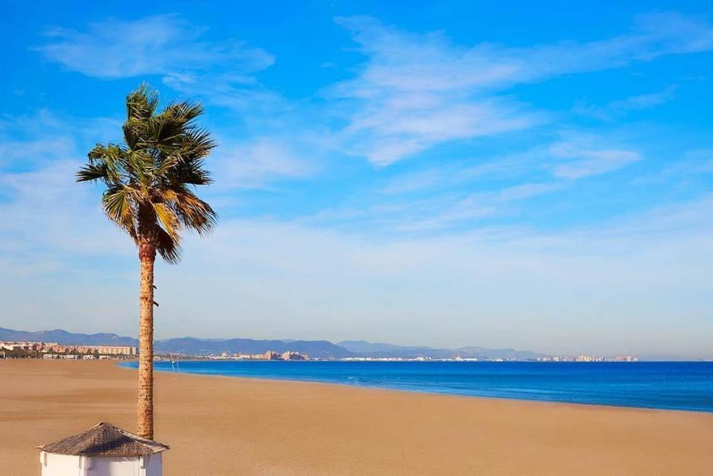 Rooms In Spacious Beach Flat In Valencia Eksteriør bilde