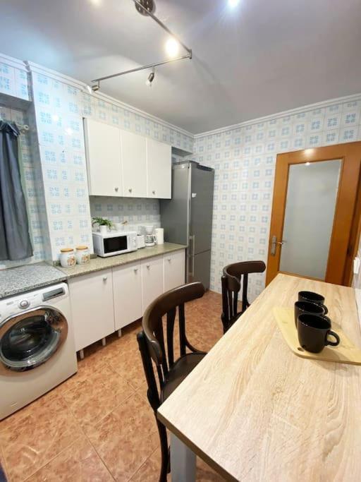 Rooms In Spacious Beach Flat In Valencia Eksteriør bilde